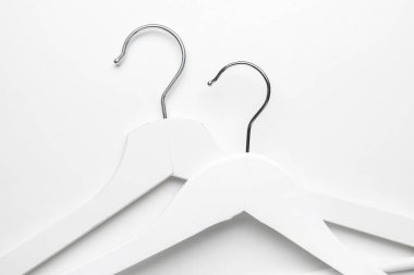 Beyaz arka planda elbise askıları