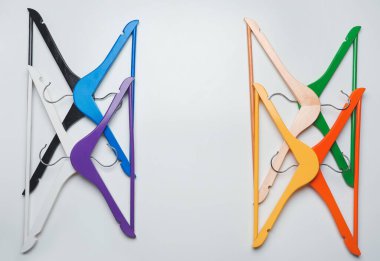 Giysiler arka planda asılı