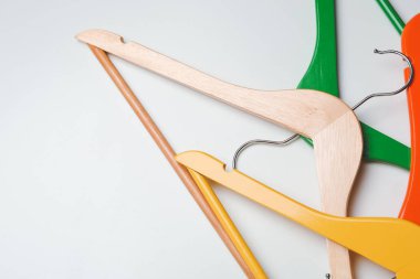 Giysiler arka planda asılı