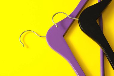 Giysi askıları renk arkaplanında