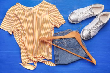 Renkli arkaplanda elbise ve askılar