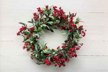 Beyaz ahşap arka planda güzel bir Noel çelengi