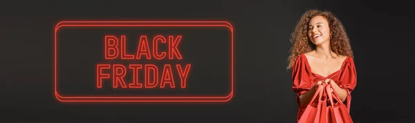 Vacker Afroamerikansk Kvinna Med Shoppingväskor Och Text Black Friday Mörk — Stockfoto