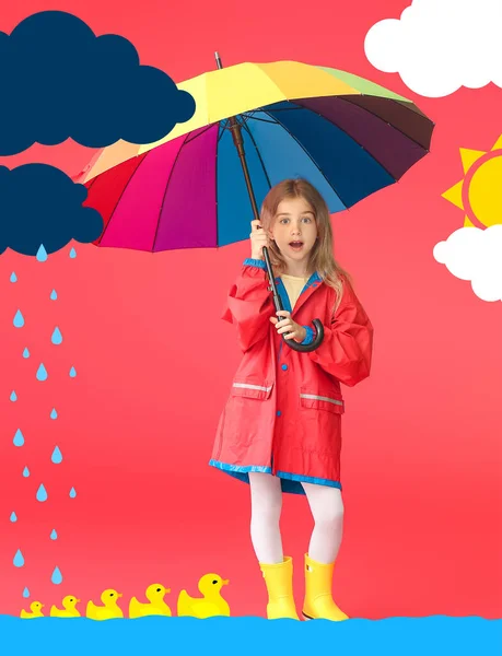 驚きの女の子でレインコートと傘で色の背景 — ストック写真