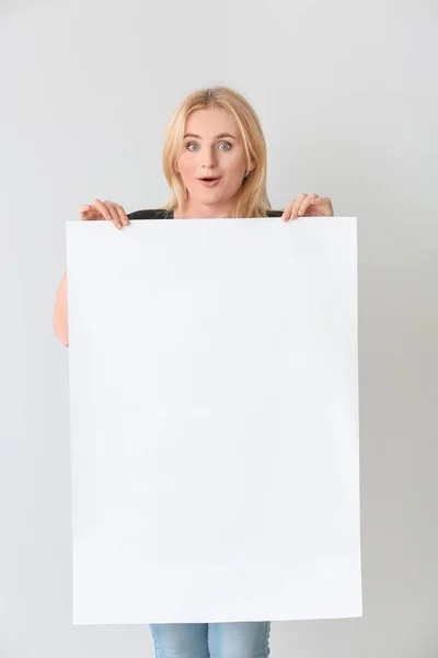 Έκπληκτη Γυναίκα Λευκό Φύλλο Χαρτιού Γκρι Φόντο — Φωτογραφία Αρχείου