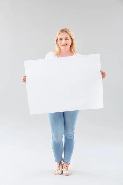 Mulher Com Folha Papel Branco Fundo Cinza — Fotografia de Stock