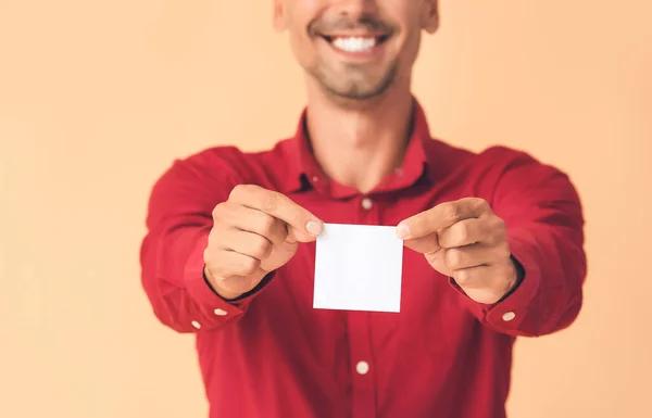 Jovem Com Pequena Folha Papel Branco Fundo Cor — Fotografia de Stock