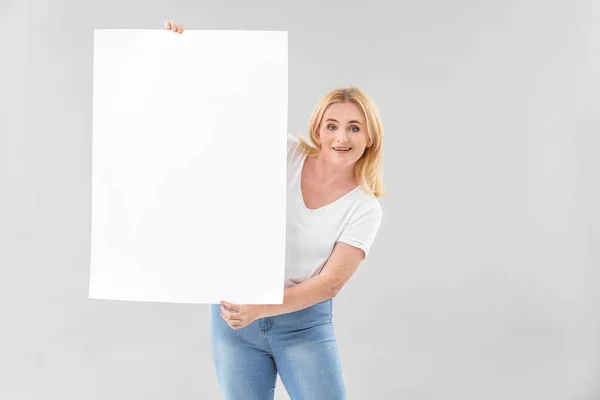 Mulher Com Folha Papel Branco Fundo Cinza — Fotografia de Stock