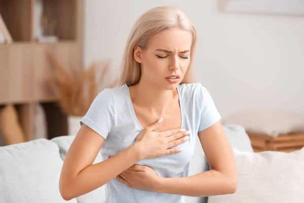 Une Jeune Femme Vérifie Poitrine Maison Concept Sensibilisation Cancer — Photo