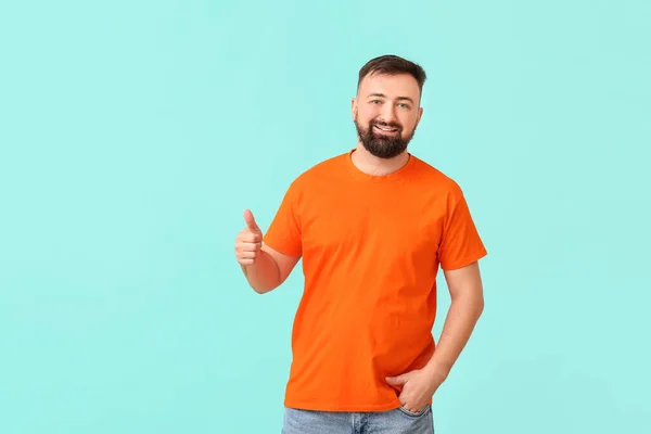 Handsome Man Orange Shirt Showing Thumb Color Background — Stock Photo, Image
