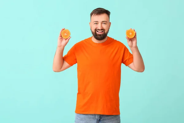 Homem Com Laranja Sobre Fundo Cor — Fotografia de Stock