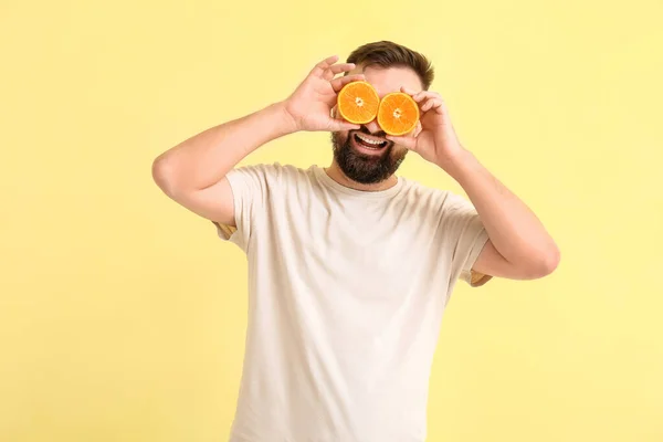 Homem Engraçado Com Laranja Sobre Fundo Cor — Fotografia de Stock