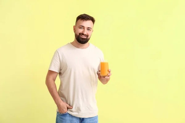 Homem Com Suco Laranja Fundo Cor — Fotografia de Stock