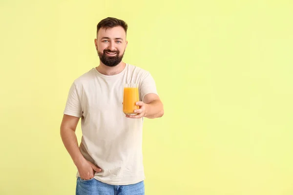 Homem Com Suco Laranja Fundo Cor — Fotografia de Stock