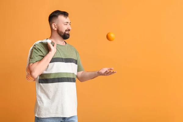 Άνθρωπος Πορτοκάλια Στο Φόντο Χρώμα — Φωτογραφία Αρχείου
