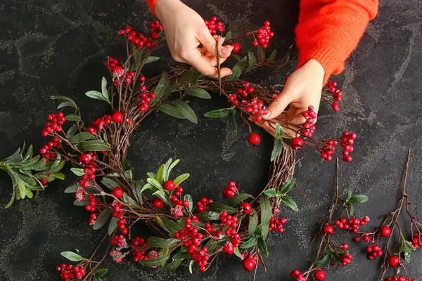 Femme Faisant Belle Couronne Noël Table — Photo