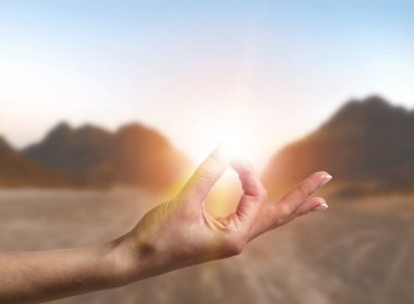 Kadın eli dışarıda meditasyon yapıyor.
