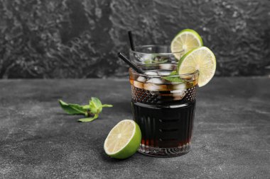 Masada bir bardak leziz Küba Libre kokteyli.