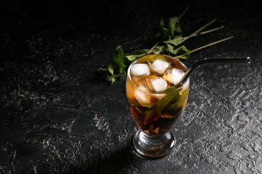 Masada bir bardak lezzetli Küba Libre kokteyli