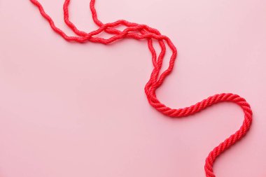 Renk arkaplanı üzerinde uzun ip