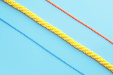 Renk arkaplanı üzerinde uzun ipler