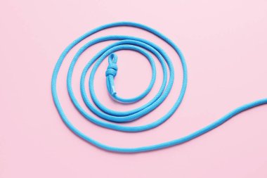 Renk arkaplanı üzerinde uzun ip