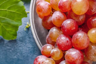 Tabakta olgun üzümler var, yakın plan.