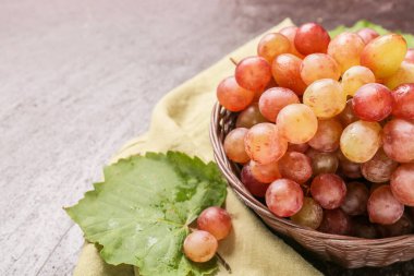 Masanın üzerinde olgun üzümler