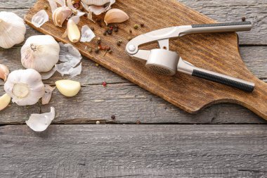 Masada karanfil ve baharatlı sarımsak ezmesi