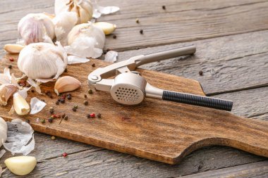 Masada karanfil ve baharatlı sarımsak ezmesi