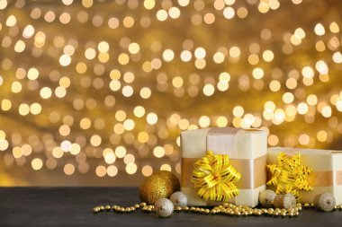 Bulanık ışıklara karşı hediye kutularıyla Noel dekoru