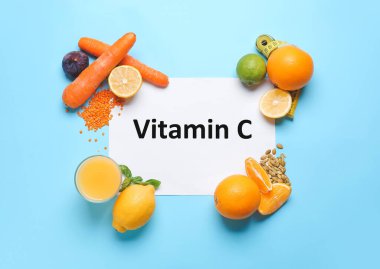 Kağıt sayfa metin VITAMIN C ve renk arkaplan üzerinde taze ürünler