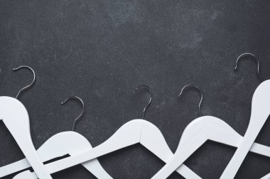 Koyu arkaplanda elbise askısı