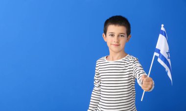 Arka planda İsrail bayrağı olan küçük bir çocuk.