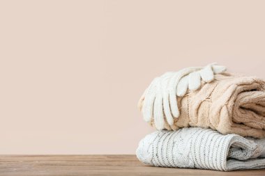 Masadaki şık Noel kıyafetleri renk arkaplanına göre