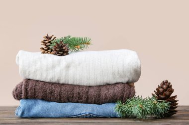 Masadaki şık Noel kıyafetleri renk arkaplanına göre