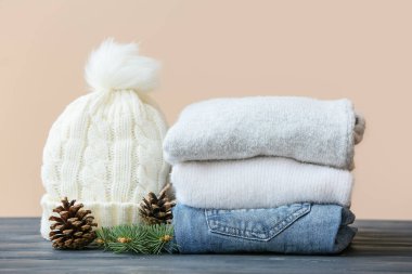 Masadaki şık Noel kıyafetleri renk arkaplanına göre