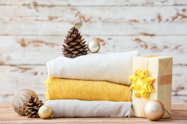 Masada hediyeli şık Noel kıyafetleri