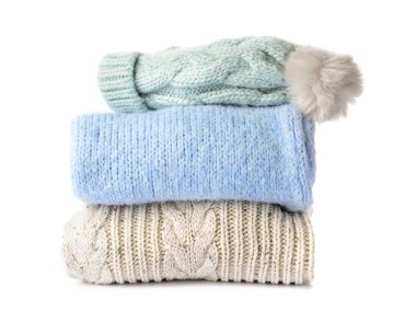 Beyaz arka planda şık Noel giysileri