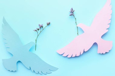 Renkli arka planda kağıt güvercinler. Uluslararası Barış Günü