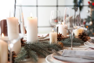 Oturma odasında Noel süsleri olan güzel bir masa, yakın plan.