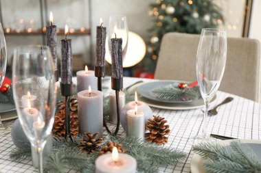 Oturma odasında Noel süslemeleri olan güzel bir masa.