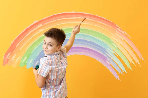 Carino Bambino Pittura Arcobaleno Sul Muro — Foto Stock
