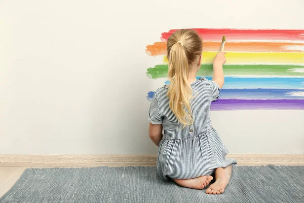 Симпатична Маленька Дівчинка Малює Веселку Стіні — стокове фото