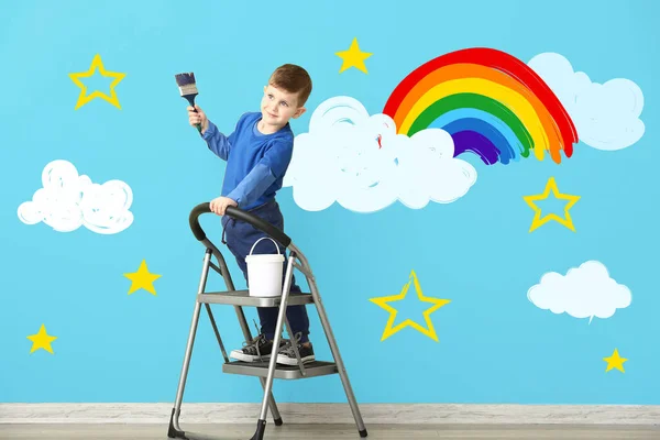 Χαριτωμένο Αγοράκι Ζωγραφίζει Ουράνιο Τόξο Και Σύννεφα Στον Τοίχο — Φωτογραφία Αρχείου