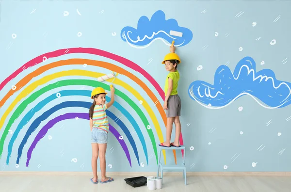 Kinderen Schilderen Kleurrijke Regenboog Wolken Muur — Stockfoto