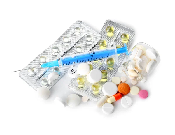 白い背景に注射用の薬と注射器 — ストック写真