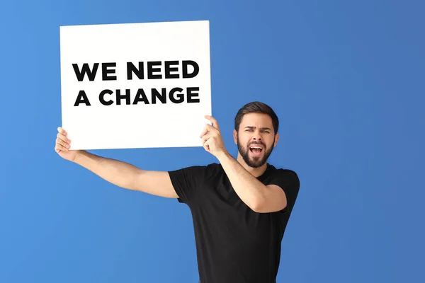 Homem Irritado Segurando Cartaz Com Texto Nós Precisamos Uma Mudança — Fotografia de Stock