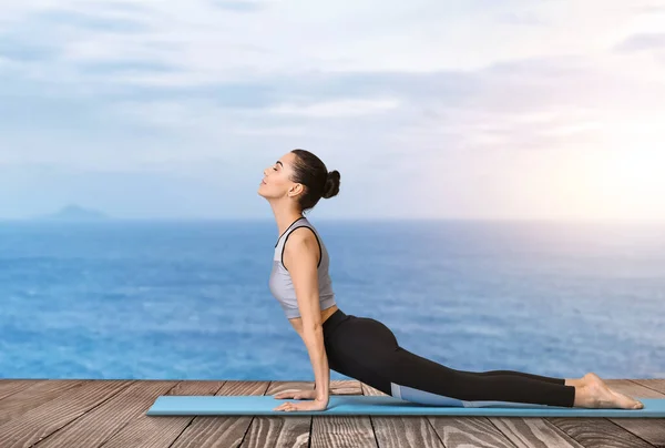 Beautiful Young Woman Practicing Yoga Sea — Stock Photo, Image