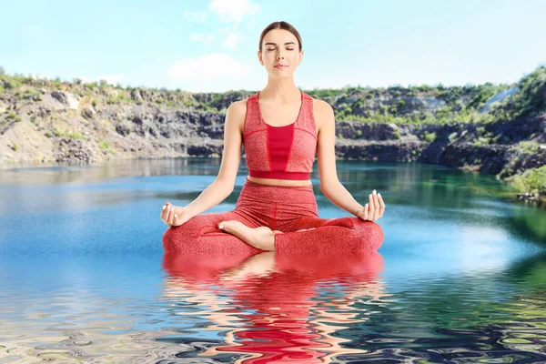 Beautiful Young Woman Practicing Yoga Mountain Resort — Stock Photo, Image